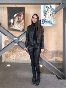 التشكيلية كيناز ديب