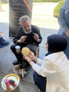 مشاركة التشكيلية يسرى حبحاب في معرض رشيد كرامي الدولي