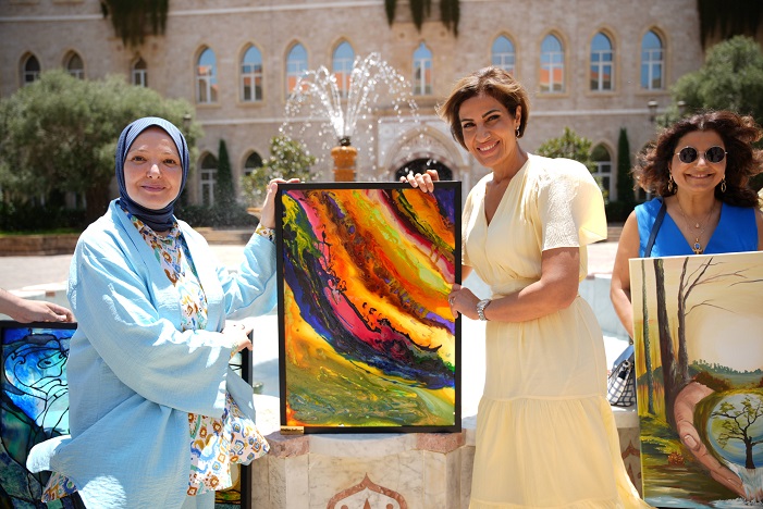 التشكيلية وفاء سلوم تقدم لوحة للوزيرة تمارا الزين 