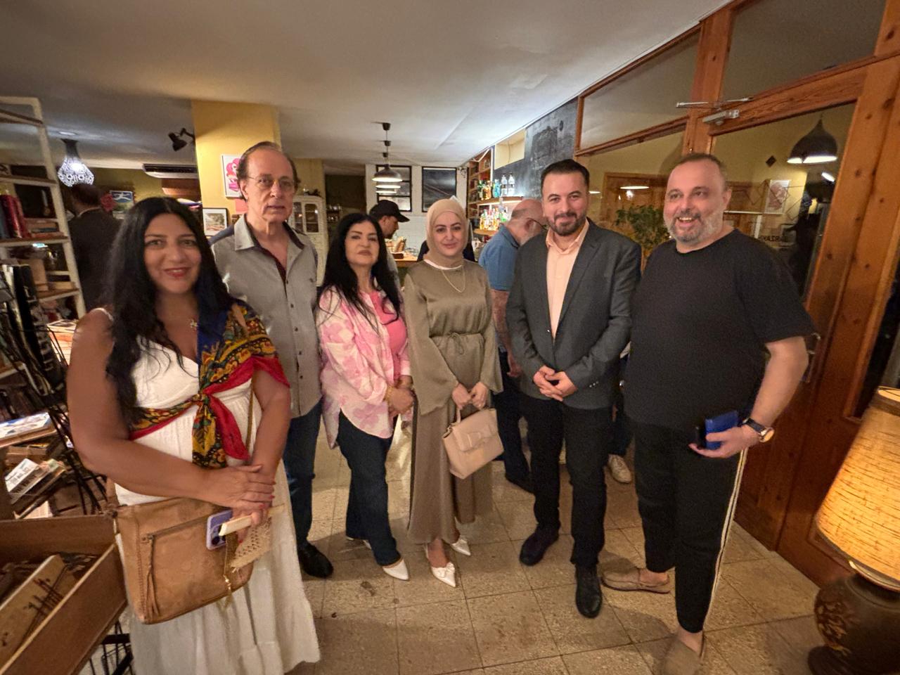 من اليمين الشاعر سليم علاء الدين والشاعر محمد علوش والشاعرة هبة علاء الدين والتشكيلية الهام شحرور والشاعر انور الخطيب والتشكيلية بسكال مسعود وال