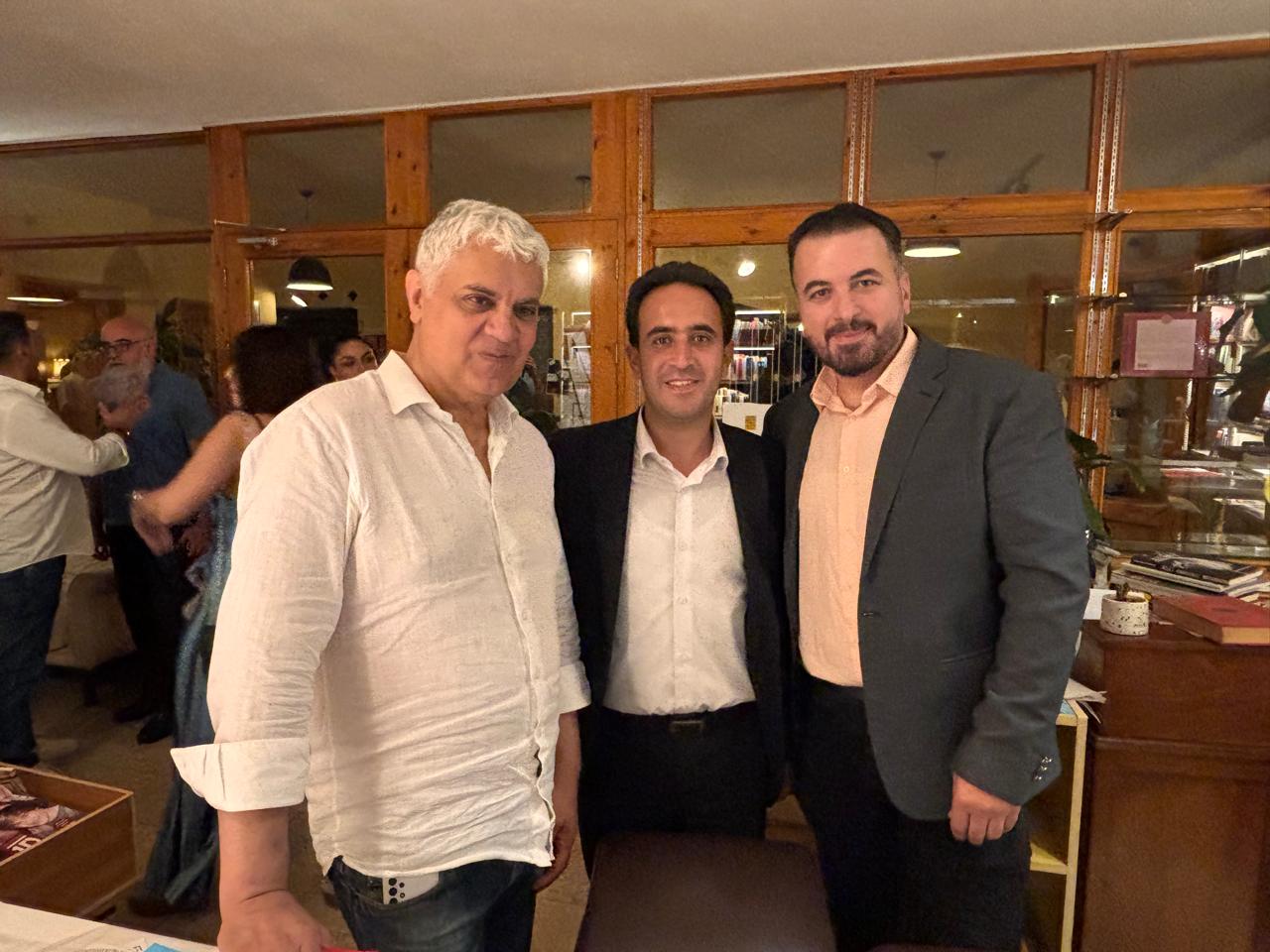 من اليمين رئيس ملتقى الألوان الفني الشاعر محمد علوش والأمين العام لاتحاد الكتاب اللبنايين د احمد نزال والخبير الاقتصادي د كامل وزنة 