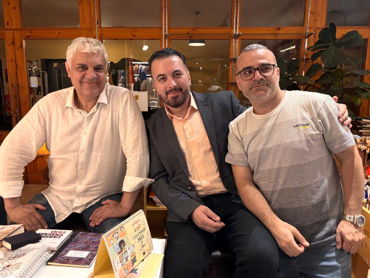 من اليمين : الاعلامي احمد محبي والشاعر محمد علوش والخبير الاقتصادي د . كامل وزنه