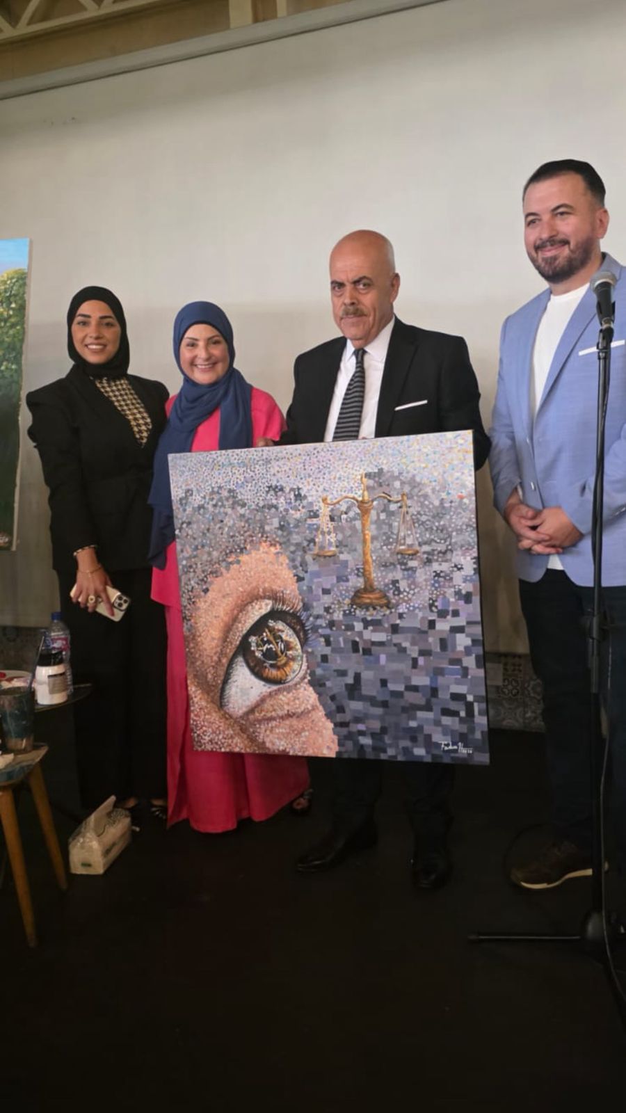 عين العدالة على قماشة الفن: فدوى حمدان تُهدي لوحتها إلى لقاء المثقّف اللبناني