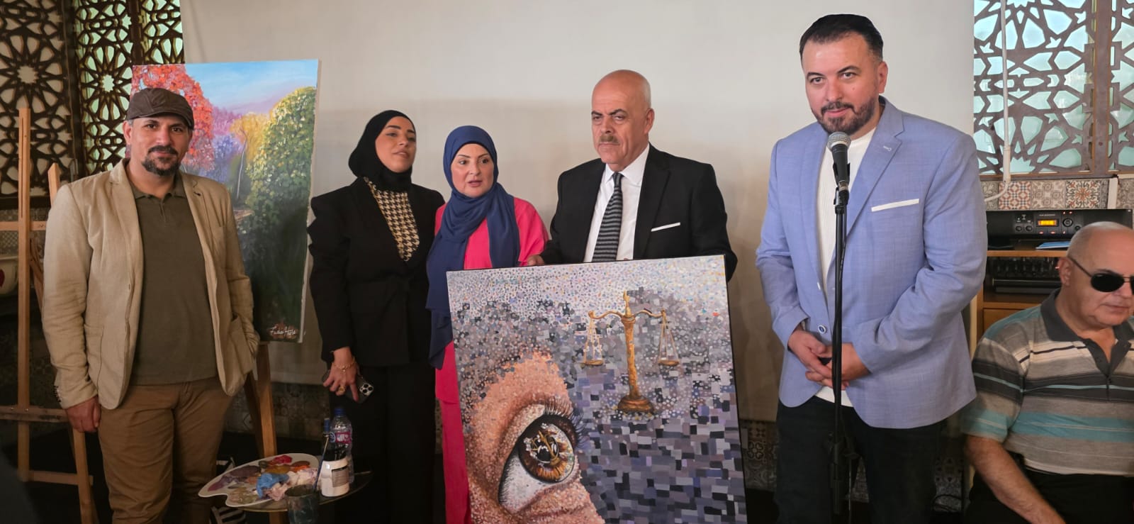 عين العدالة على قماشة الفن: فدوى حمدان تُهدي لوحتها إلى لقاء المثقّف اللبناني