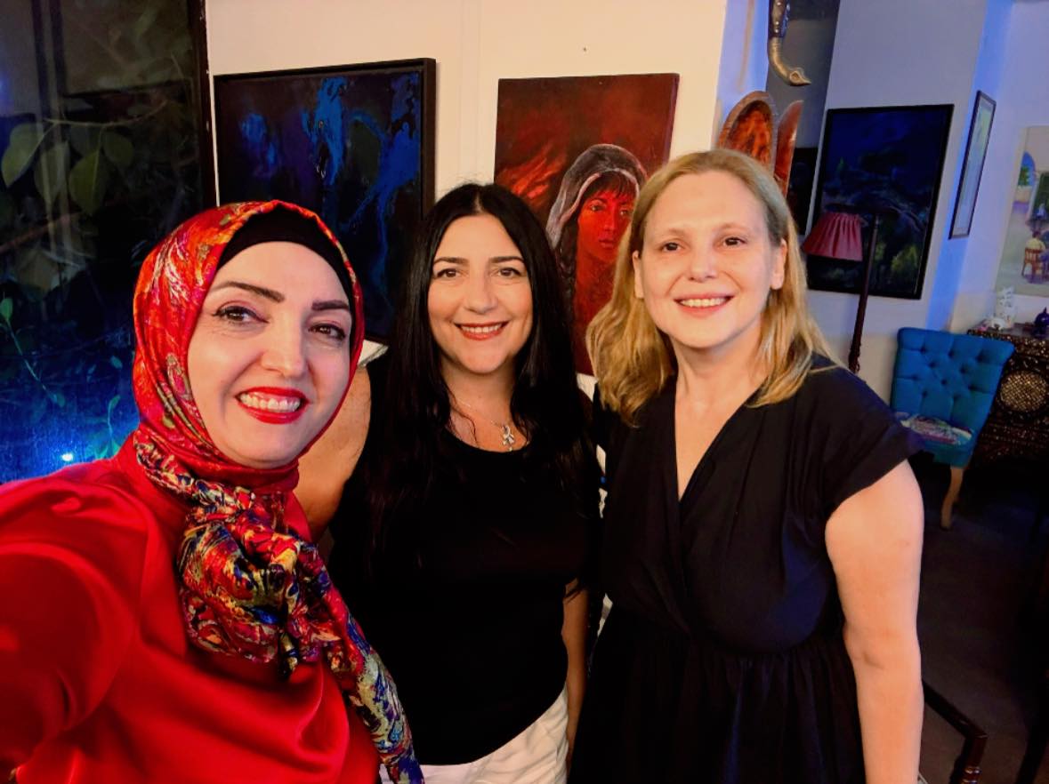 الكاتبة ندى حنا والتشكيلية بسكال مسعود والاعلامية اكمال سيف الدين 