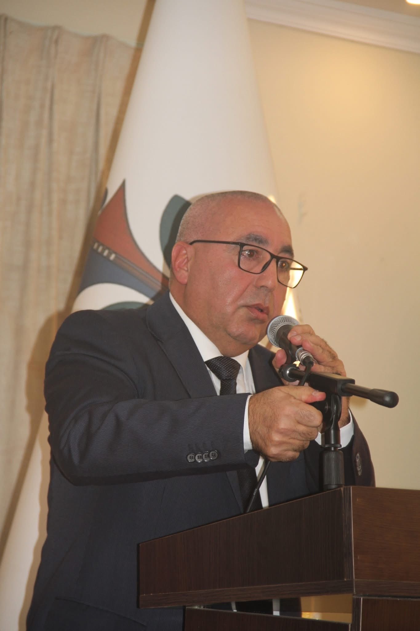 الشاعر مارون أبو شقرا 