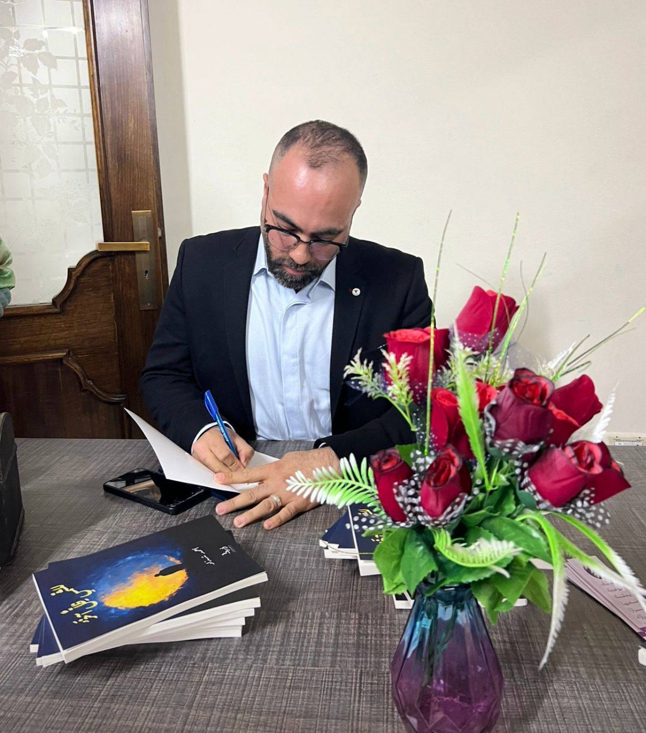 الشاعر أحمد شداد يوقع ديوانه "الشمس ظلٌّ آخر"