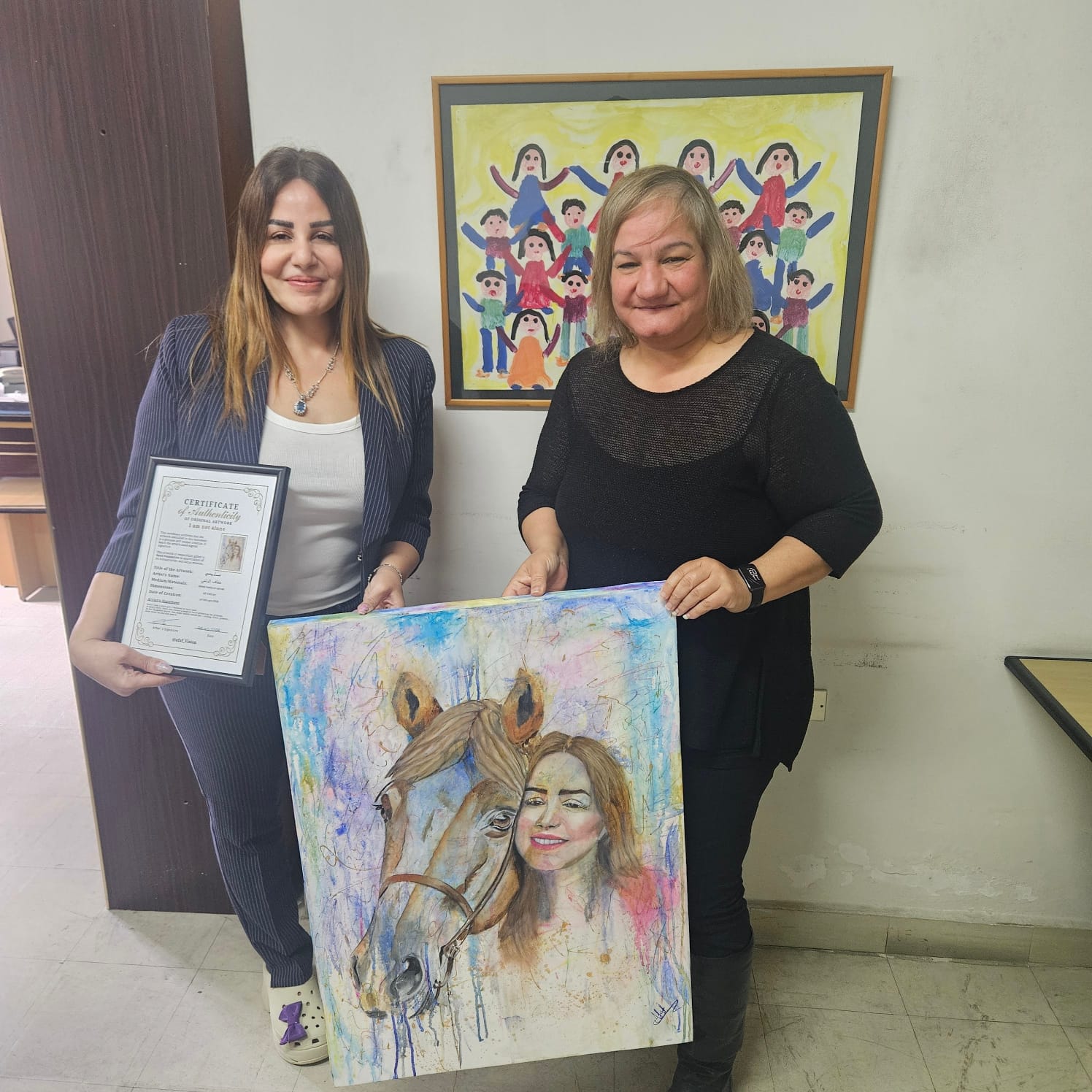 الفنانة التشكيلية عفاف الراعي تهدي لوحة فنية إلى مركز معروف سعد في صيدا