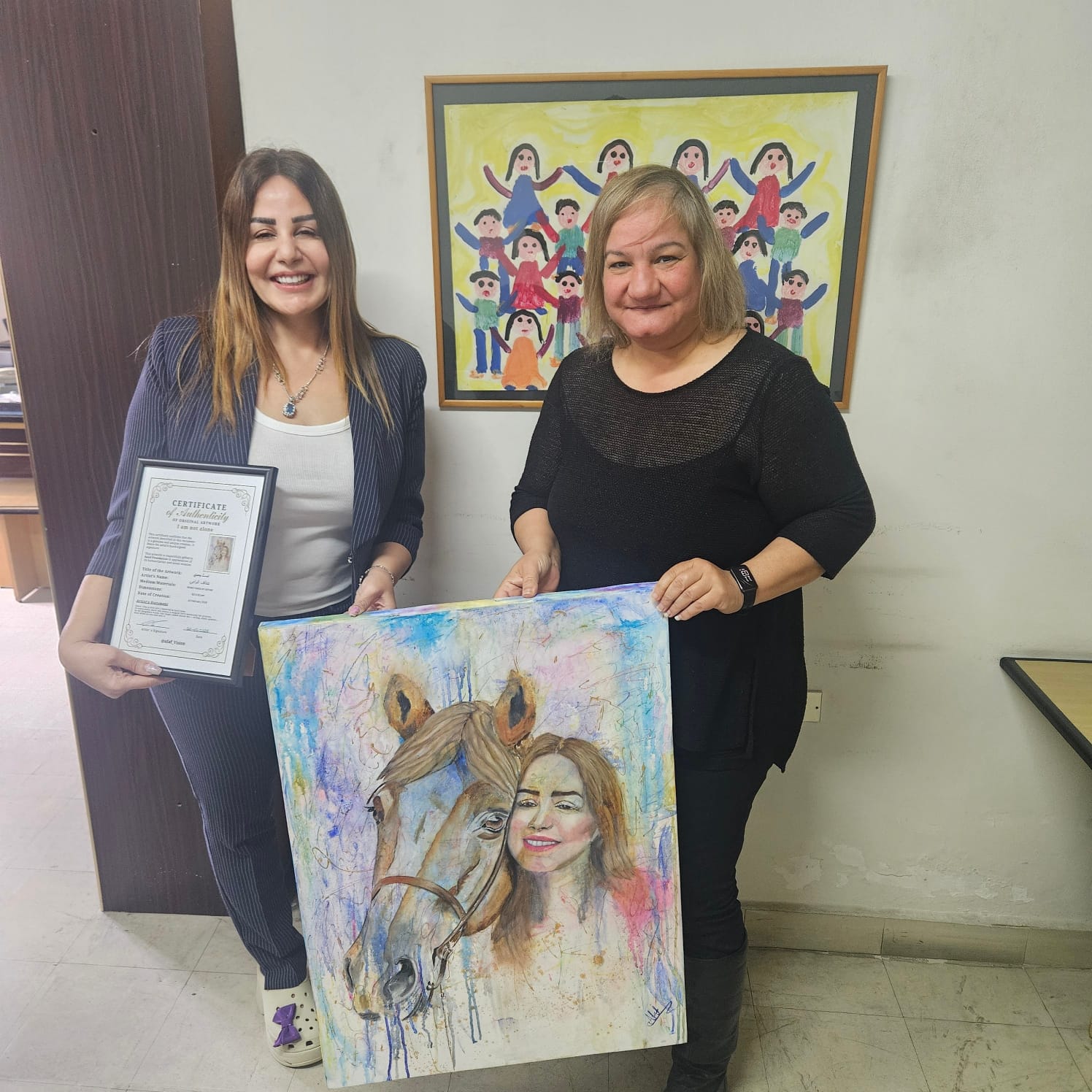 الفنانة التشكيلية عفاف الراعي تهدي لوحة فنية إلى مركز معروف سعد في صيدا