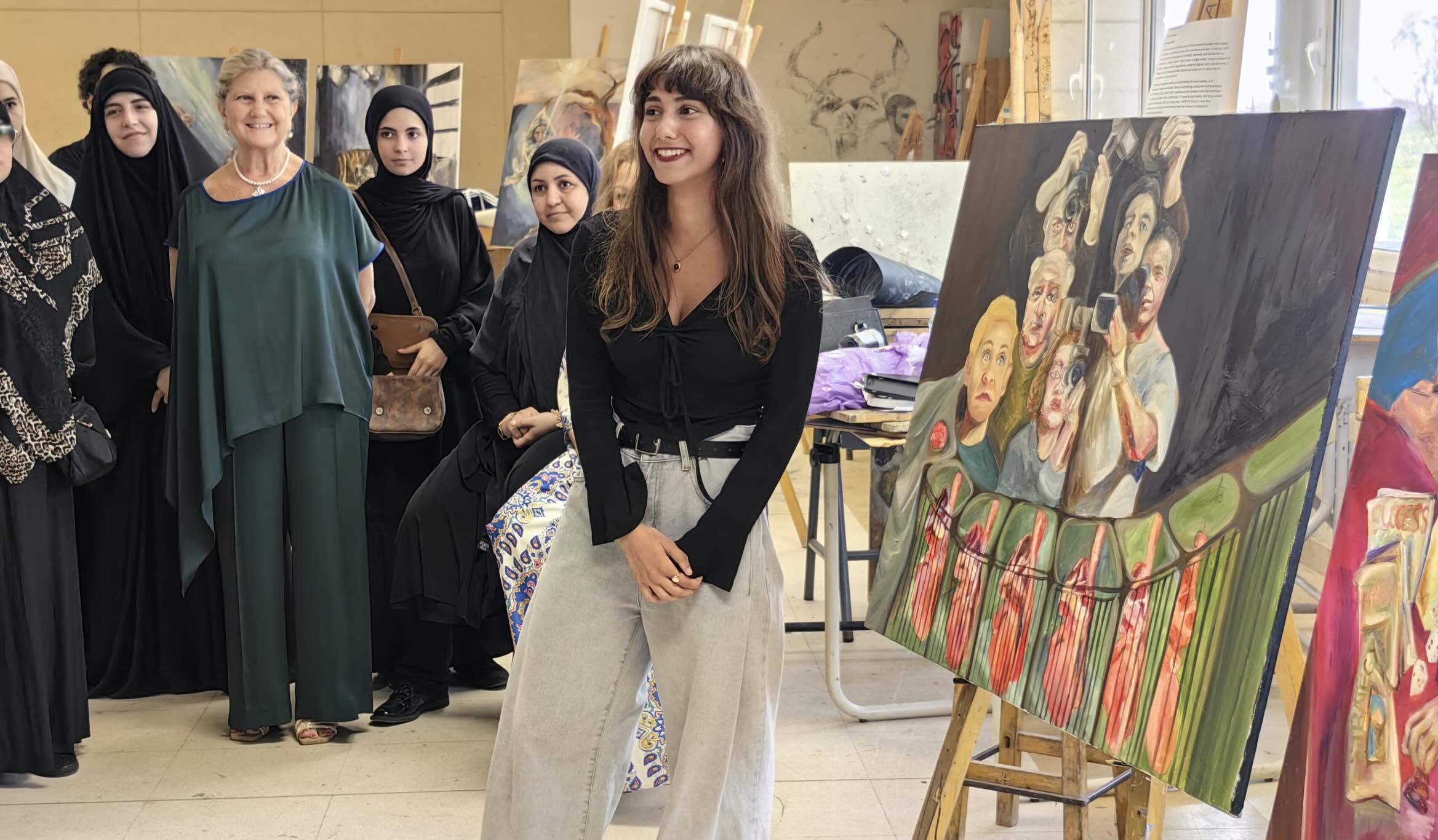 الفنانة التشكيلية الشابة بتول عاشور