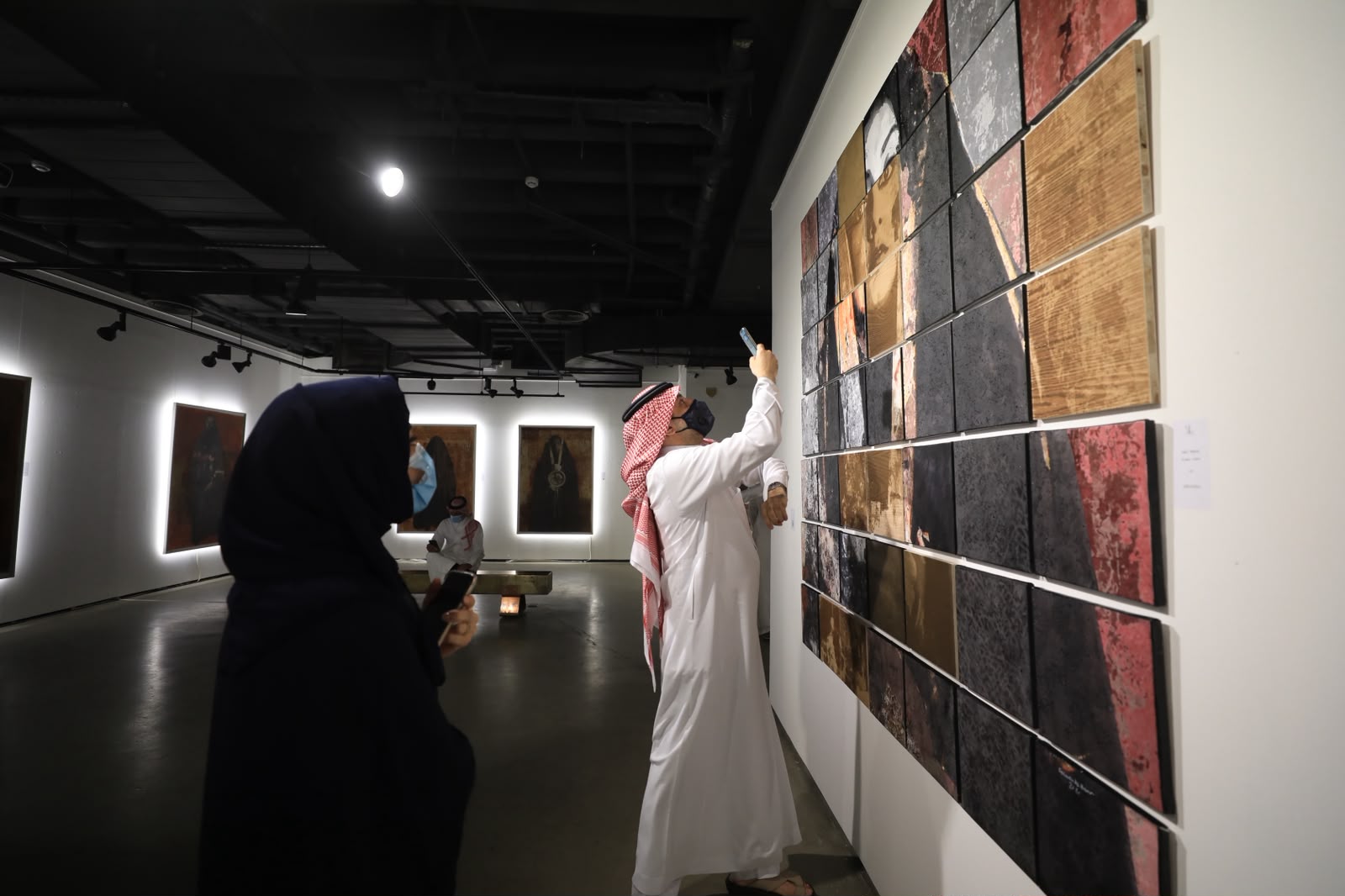 الفنانة التشكيلية السعودية فاطمة النمر