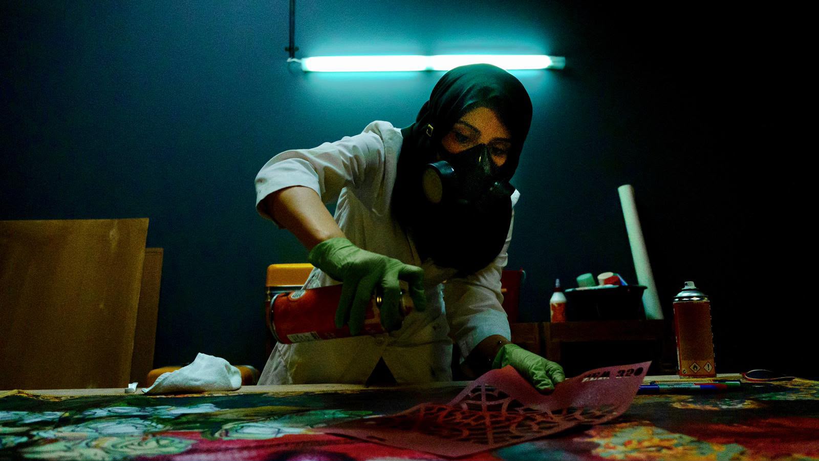 الفنانة التشكيلية السعودية فاطمة النمر