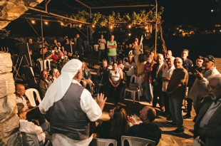 في بشتليدا العريقة.. منزل أدونيس الجبيلي يجمع الفن والثقافة على مائدة المحبة