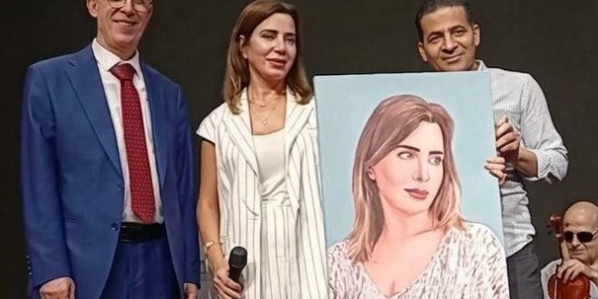 نبيه نصار يقدم لوحة بورتريه للإعلامية وفاء عاصي ضمن معرض بيروت العربي الدولي للكتاب